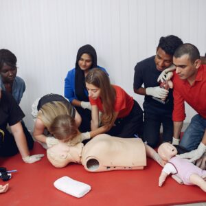 people-are-practicing-medicine.jpg Einweisung/ Notfalltraining Defibrillator vor Ort